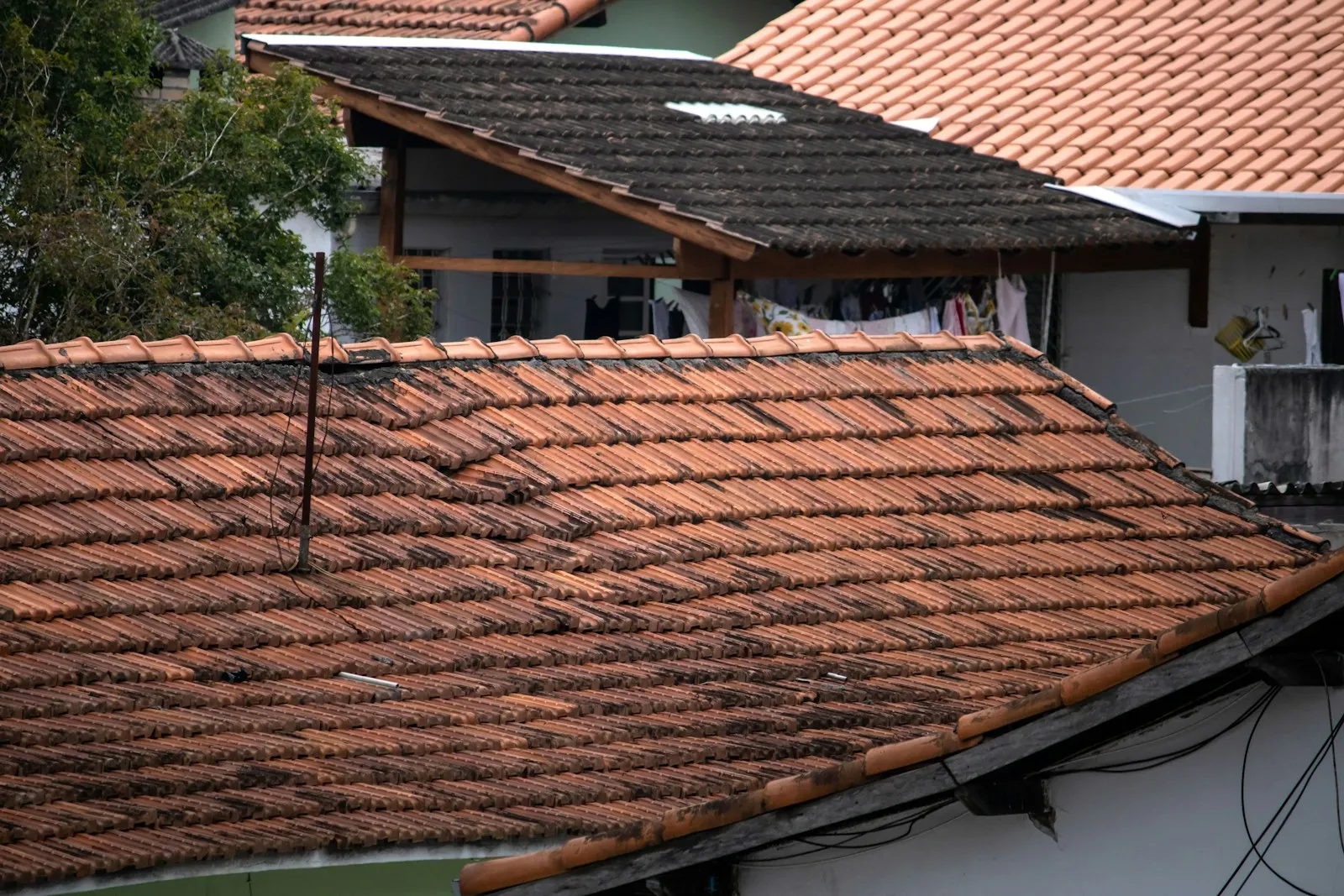 Atap genteng tanah liat pada beberapa rumah bersebelahan dilihat dari sudut tinggi